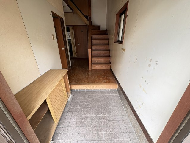 ゆとりのある玄関スペースは、ご家族の出入りもスムーズに行える広さが確保されています。下駄箱が設けられており、靴を整理して収納することが可能。玄関からは廊下と階段へとつながる間取りになっております。
