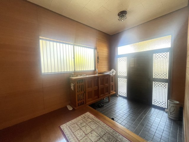 木の温もりに包まれた落ち着きある玄関空間。ゆとりある広さで、来客時にもゆったりとお迎えできます。採光窓付きで自然光が入り、明るさも確保。下駄箱も備えられており、靴をすっきり収納可能な玄関スペースです。