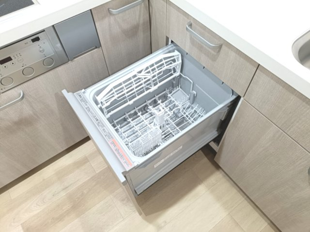 【食洗器】　手肌に優しく、家事の時短にもなる食洗機を完備。