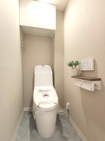 【トイレ】　洗浄機能付きトイレ。上部には収納付で、トイレットペーパー等、買い置きもしやすそうです。