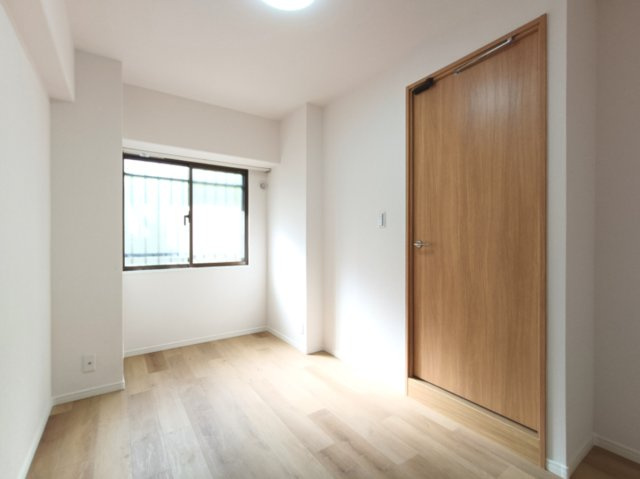 【洋室約5.4帖】　家具に合わせて表情を変える、シンプルなルームデザインです。　