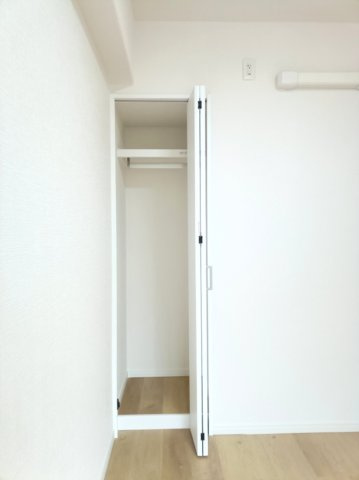 【洋室約4.6帖　収納】　洋室にクローゼットがございますので衣服などスッキリ収納することができます。