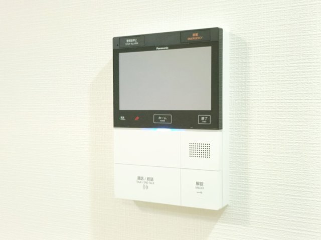 【TVモニター付きインターフォン】　訪問者の顔を見ることができるので、安心してドアを開けられます。