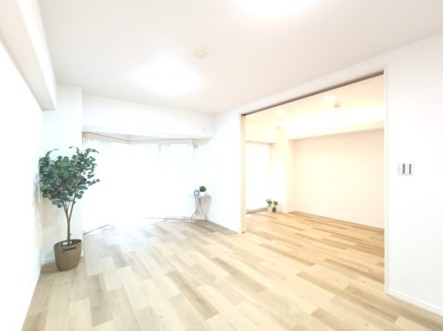 【LDK約14.7帖】　ライフステージに合わせてご利用いただける間取りプラン。リビングに隣接する洋室と繋げて、広々としたリビングとしてもお使いいただけます。