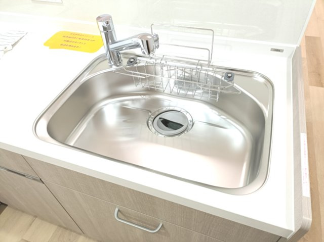 【シンク】　食器洗いもはかどる広々としたシンク。キッチンの蛇口には浄水機能が付いています。