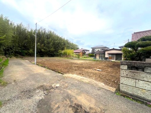 自然と利便性を兼ね備えた好立地♪　南道路で日当たり良好、134坪のゆとりある敷地！お好きなハウスメーカー、工務店で建築可能です。