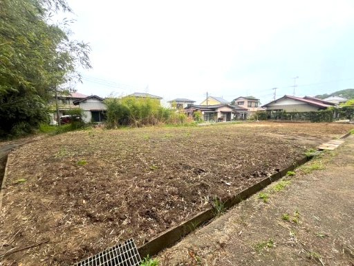 自然と利便性を兼ね備えた好立地♪　南道路で日当たり良好、134坪のゆとりある敷地！お好きなハウスメーカー、工務店で建築可能です。