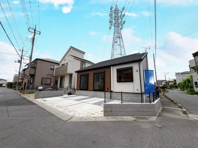 南東角地で陽当り良好！3(4)LDK・パントリー・土間収納・WIC付き、収納豊富な平屋建て！並列駐車3台可(車種による)！