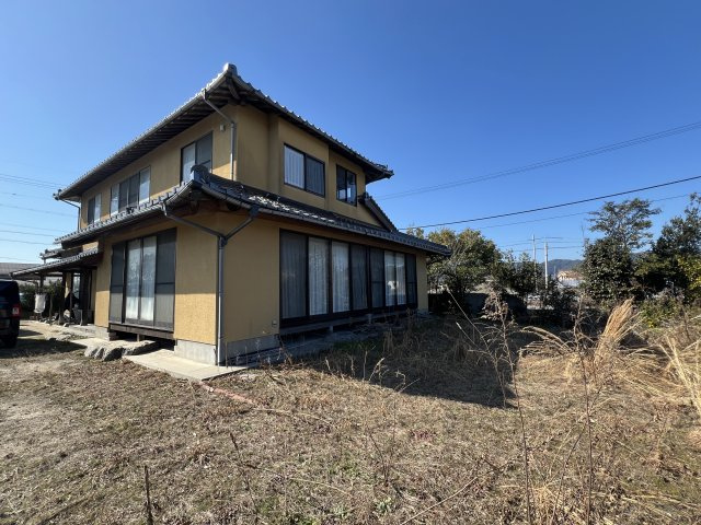 建物裏側にも広い庭があります