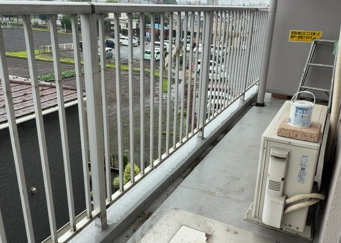 バルコニーは、室外の専用スペースのうち、「屋根がなく開放された空間」であるものを指します。ベランダより広いタイプのものが多く、日当たりもよいため家庭菜園などを楽しみたい人にとって適した環境となります。