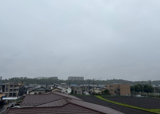 眺望の良さを楽しめるダイニングキッチンで家族団らんの時間を過ごしてはいかがでしょうか。バルコニーから見える景色を家族で眺める時間は、時間が経つのを忘れてしまいそうですね。是非、現地を見に行きましょう！