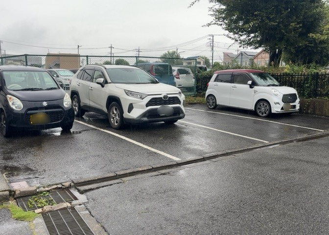 駐車場と明記されていても、最小スペースでつくられた駐車場だと大型車は駐車できなかったり、出入りしにくくなったりする可能性があります。お車のサイズと購入したい物件の駐車場のサイズを現地で確認しましょう。