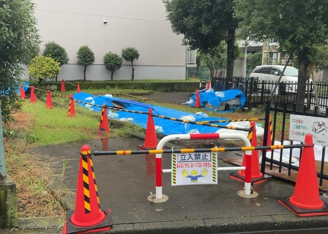 中庭（パティオ）とは、一つの建築物の内部に設けられた、壁などで囲われている庭のことを指します。コの字型、ロの字型が主流ですが、L字型の中庭もあります。最近では、インテリア性の高さからも人気があります。