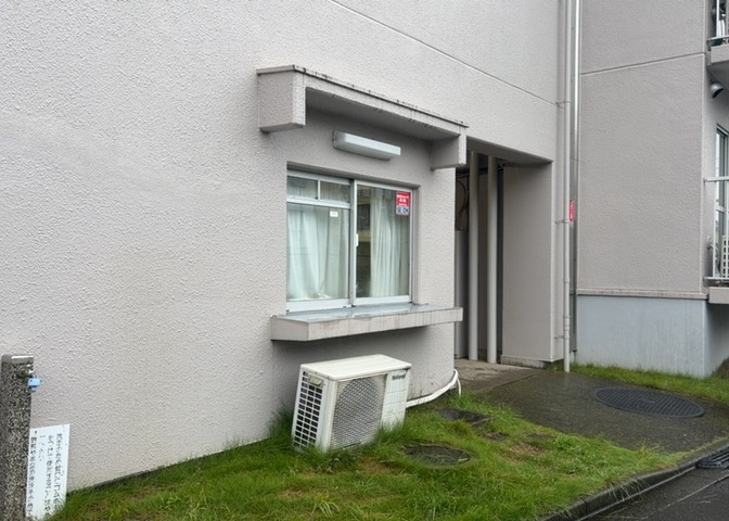 受付はマンションコンシェルジュがいる場合もあれば、管理人が滞在する小部屋を総称して呼ぶことがあります。主にエントランスに設置されていることから、防犯面でも期待ができます。防犯設備がない場合はより安心！