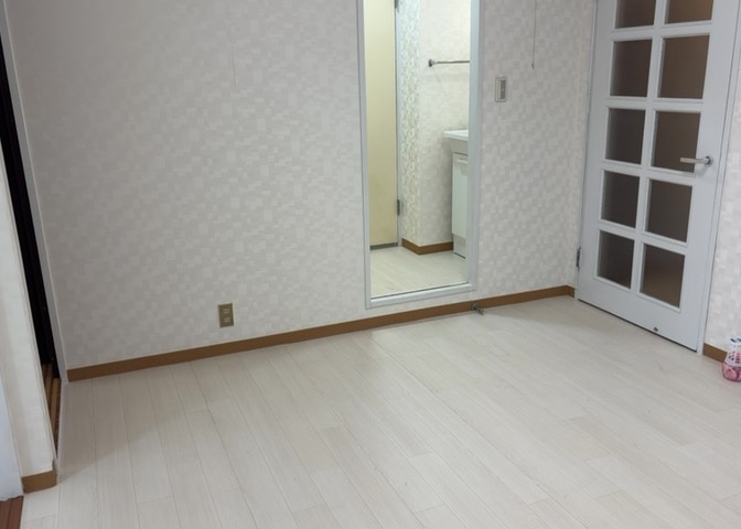 直線タイプはLとDKを一直線に並べた形で対面キッチンのタイプです。一般的なのでよく見かけるかもしれません。直線タイプに似た直接アイランドタイプは、キッチンとダイニングの間に壁がない分広く感じられます。