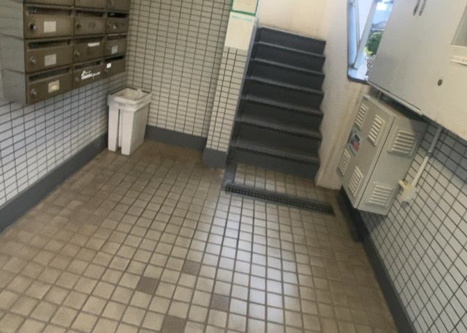 マンションのエントランスには、もともと風よけや防犯の役割がありますが、マンションによって宅配ボックスなどの設備が備わっている所もあります。日々の生活をイメージしながら生活しやすさをチェックしましょう。