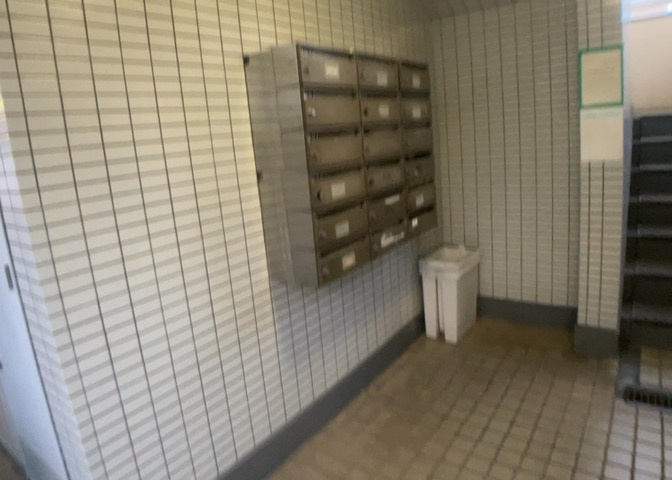 受付はマンションコンシェルジュがいる場合もあれば、管理人が滞在する小部屋を総称して呼ぶことがあります。主にエントランスに設置されていることから、防犯面でも期待ができます。防犯設備がない場合はより安心！