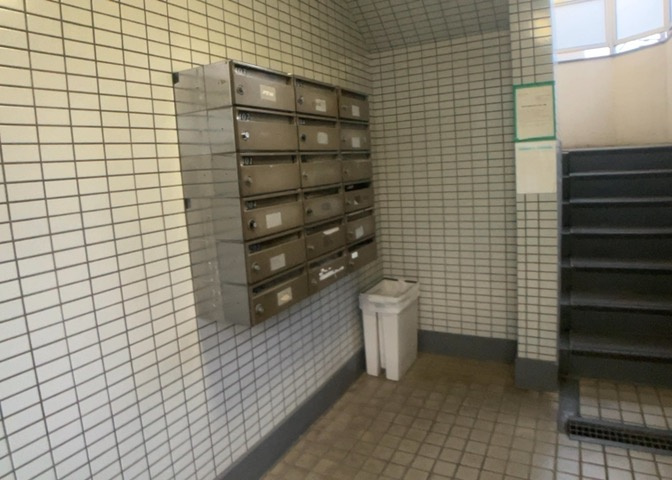 エントランス付近に設置されている集合ポストは、住んでいる部屋と離れているため、ポストをあさるなど誰かに何かされていても被害に気づきにくいです。入居する時には他人に特定されにくい番号で鍵をかけましょう！