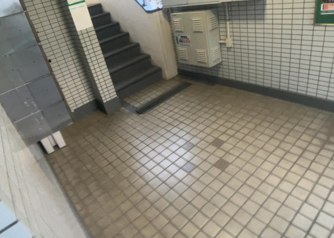 ロビーというと、エントランスと何がちがうの？と思いますよね。実はロビーとエントランスには明確な決まりはありません。物件によっては、エントランスを入って広がるある程度の広さのある空間がロビーとなります。