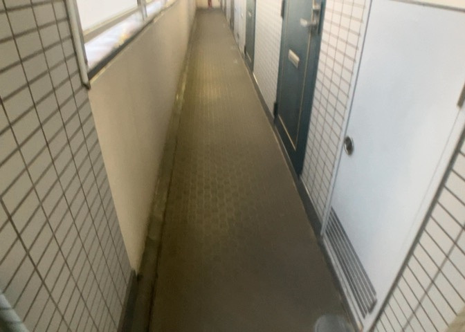 共用部分は、一棟の建物に住む区分所有者全員が共同で所有するとし、共用部分の管理、補修などは、区分所有者で形成される管理組合が行います。個人の判断で勝手に変更することはできませんので覚えておきましょう。