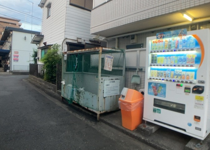 共有部分は、住民なら誰もが使える設備のこと。例えば駐車場やエレベーター、インターネット設備、セキュリティ設備などがあります。他にも、マンションの廊下・外部階段やエントランス・ゴミ置き場などがあります。