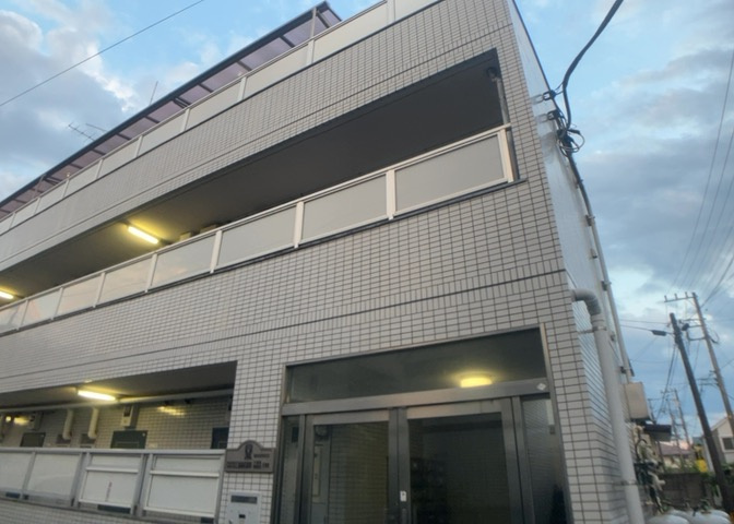 道幅が広い場所は日当たりや風通が良好です。幅が広いのですれ違いも可能ですし大きな車でも駐車可能！一方で、大型車が通ることも多くなるため交通量の増加により騒音に繋がります。また土地の値段が高くなります。