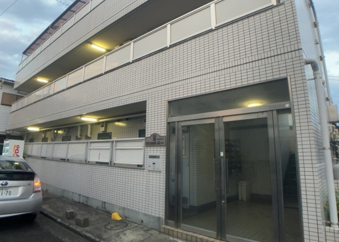 ＲＣ造、Reinforced　Concreteは直訳すると補強されたコンクリートです。主に柱や梁・床・壁が鉄筋とコンクリートで構成おり、鉄筋を組んだ型枠にコンクリートを流し込んで固めたものを指します。