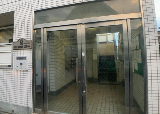 玄関は家の顔でもあり、家族以外の目にも止まる場所です。玄関は外との間を仕切る扉、靴などをしまっておく収納スペース、靴脱ぎのたたきスペース、来客とのやり取りをするドアホンなど複数のアイテムからなります。