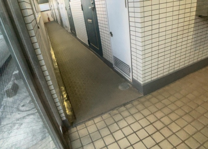 共用部分は、一棟の建物に住む区分所有者全員が共同で所有するとし、共用部分の管理、補修などは、区分所有者で形成される管理組合が行います。個人の判断で勝手に変更することはできませんので覚えておきましょう。