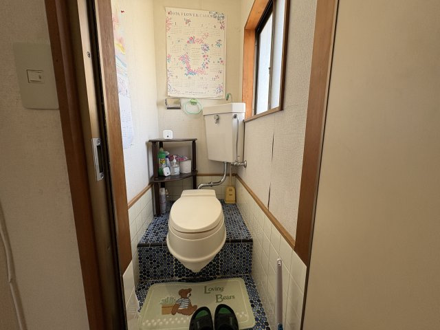 清潔感のあるトイレスペースは、コンパクトながら落ち着いて使用できる空間。窓付きで自然換気が可能なため、常に快適な環境を保てます。小物置きスペースもあり、トイレットペーパーや掃除用品の収納にも便利です。
