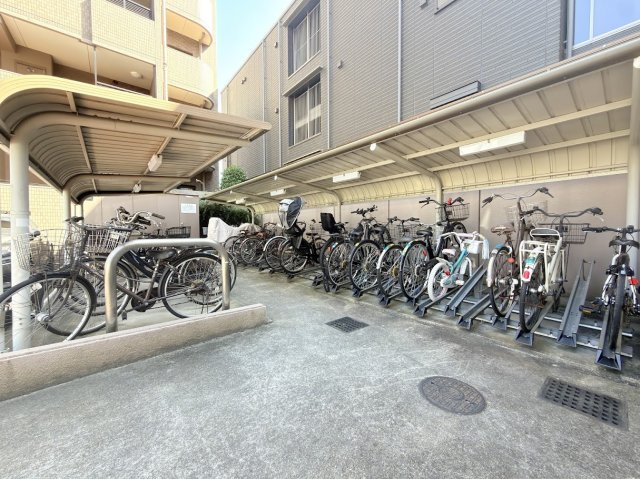雨の日にも安心な屋根付き駐輪場。自転車をすっきりと保管できます。