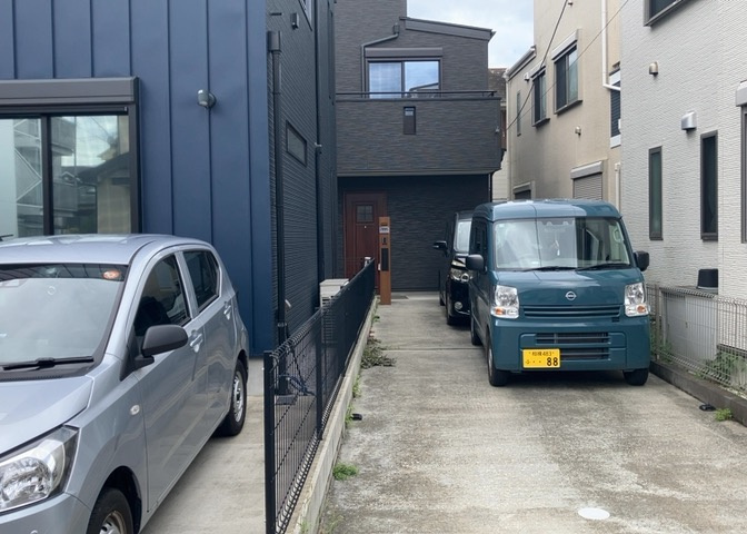 バルコニーは、室外の専用スペースのうち、「屋根がなく開放された空間」であるものを指します。ベランダより広いタイプのものが多く、日当たりもよいため家庭菜園などを楽しみたい人にとって適した環境となります。