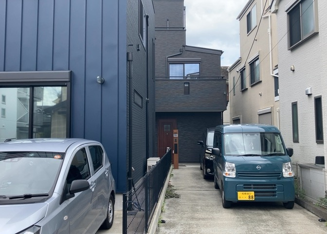木造住宅とは土台、壁、柱など建築物の強度を支える構造体の材に木が使用されている構造を指します。構造体は建物の自重を支えるだけではなく風圧や水圧、積裁荷重などあらゆる衝撃に耐えるための基礎です。