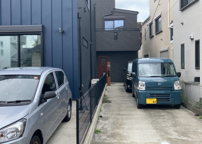 建物の基礎工事の方法は、主流となっているベタ基礎（防湿基礎）と布基礎の2種類に分類され、床下の通気性や耐久性などに違いがあります。建物の基礎部分の構造や付帯設備など詳細については現地でご確認ください。