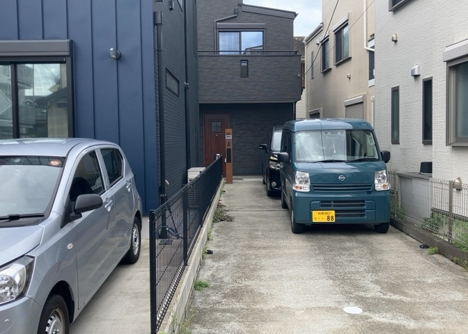 玄関ポーチにおいて最も重視すべきと言っても良いのが広さです。適切な広さの玄関ポーチでないと外見的なバランスは崩れてしまいますし、何より使いにくくなってしまいますので、現地で実際に下見をしてみましょう！