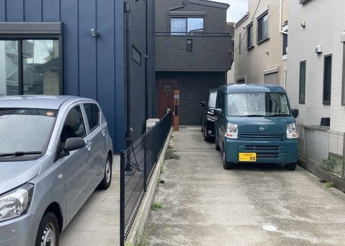 敷地内に散水栓や立水栓があると便利です。水道水を直接利用できるため、水を運ぶ手間を省くことが出来ます。大量の水を必要とする洗車作業や清掃などに役立ちます。その他設備とあわせて、現地でご確認ください。