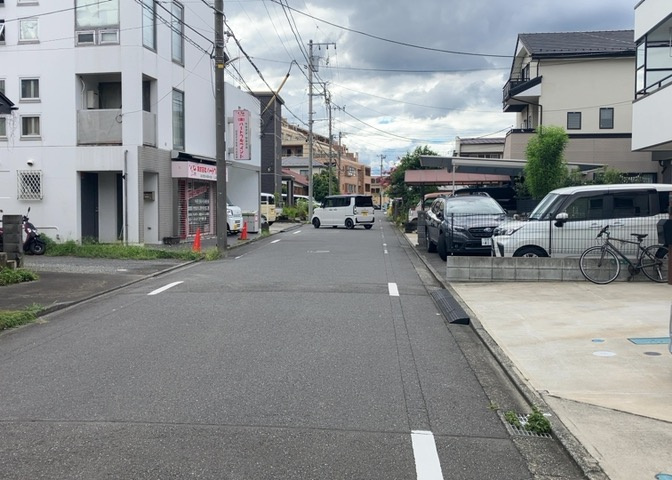 南側道路の場合は長い時間光を入れ込むことができるため、庭やリビングを道路側に持ってくることが多く土地価格も高い傾向にあります。一方北側道路だとリビングや庭が南側になりプライバシーを守ることができます。