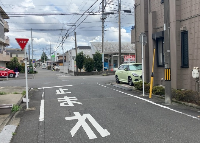 東側道路の場合は居室を南向きに設計しやすいため、朝日が入りやすいというメリットがあります。一方、西側道路も東側同様に居室を南向きに設計しやすいのですが、住宅地だと朝日が入りにくいという弱点があります。