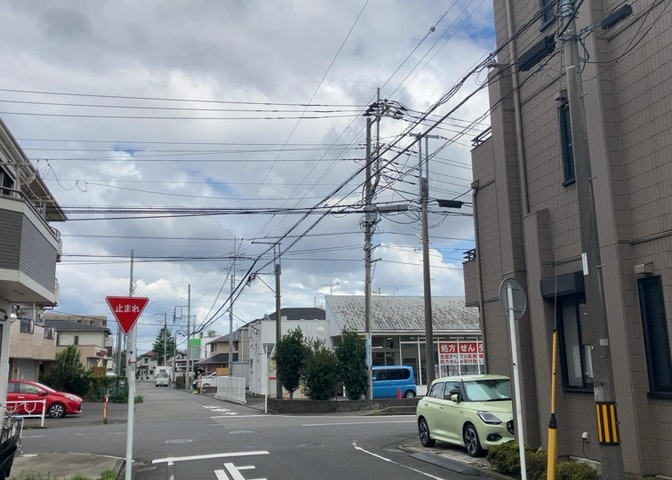 土地の地勢が高台の場合、景色を綺麗にみることができ、景色にこだわってお家探ししている方におすすめです！また平坦地よりも風通しがいいというメリットがあります。デメリットもあるので是非現地でご確認下さい。
