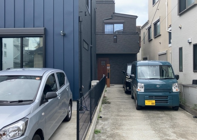庭のある家に住むことのメリットとして、子どもたちの遊び場を確保できること、ガーデニングや家庭菜園を楽しめること、明るさを確保できることがあります。また、配置を工夫することでプライバシーが確保できます。