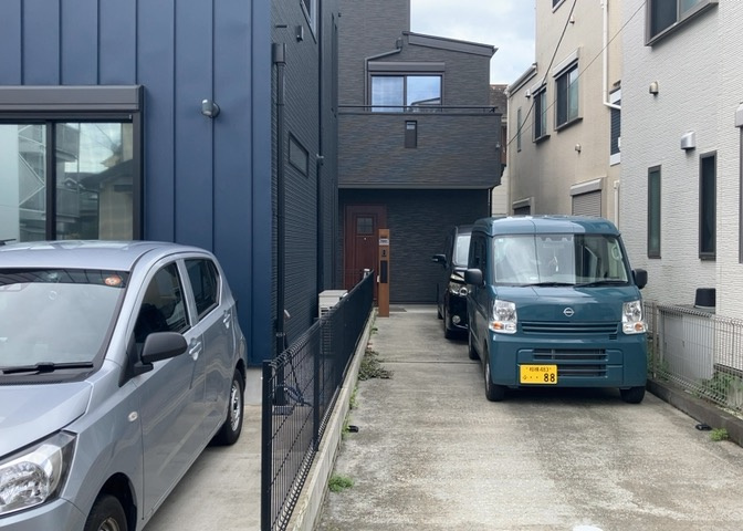 バルコニーは、建物内から室外へ楽に出入りできる便利なスペースです。また、バルコニーには手すりを付けることが義務付けられており、手すりの高さは110cm以上で施工することが建築基準法で定められています。