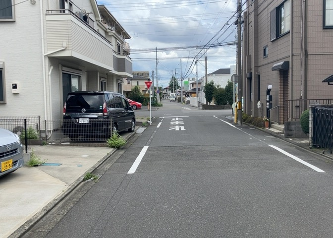 住宅用の土地では前面道路に2m以上接していなければならないと法律で定められています。しかし、お持ちの車のサイズやライフスタイルなどにより、2mでは利便が悪い場合もございますので、事前に確認しましょう。