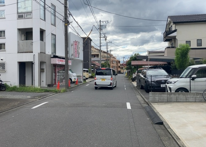 道幅が広い場所は日当たりや風通が良好です。幅が広いのですれ違いも可能ですし大きな車でも駐車可能！一方で、大型車が通ることも多くなるため交通量の増加により騒音に繋がります。また土地の値段が高くなります。