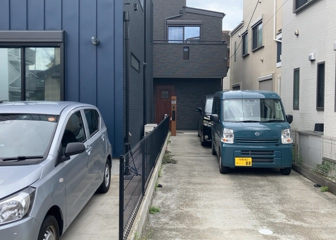 駐車場と明記されていても、最小スペースでつくられた駐車場だと大型車は駐車できなかったり、出入りしにくくなったりする可能性があります。お車のサイズと購入したい物件の駐車場のサイズを現地で確認しましょう。