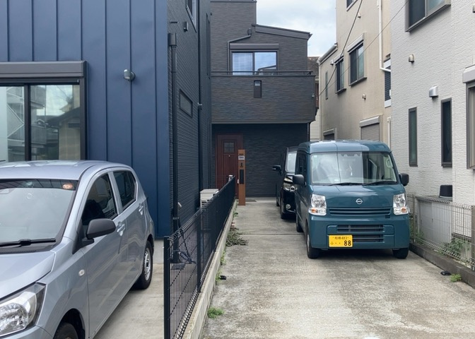 庭があることでガーデニングや家庭菜園はもちろん、こどもの遊び場やペットを放して遊ぶことができます。また、家の周囲に余裕があるということです。隣地との間があれば、十分な日当たりと、風通しが確保できます。