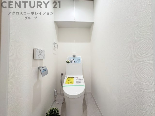 温水洗浄便座付トイレは温水洗浄機能により、暖かい水でおしりを洗浄することができ、冷たい水を使う従来の便座に比べ、温水洗浄機能で暖かいトイレを提供し、快適な使用を可能にします。　