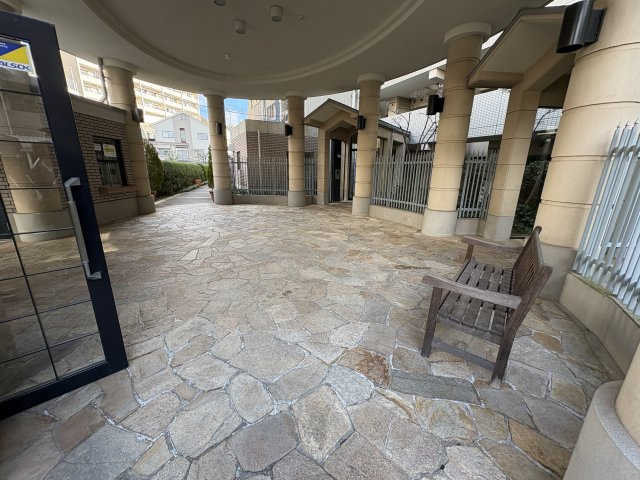円形の屋根と石張り床が印象的なエントランスホールです。重厚感と開放感を兼ね備え、来訪者を迎える共用空間として品のある佇まいです。ベンチも設置されており、待ち合わせやちょっとした休憩にも便利です。