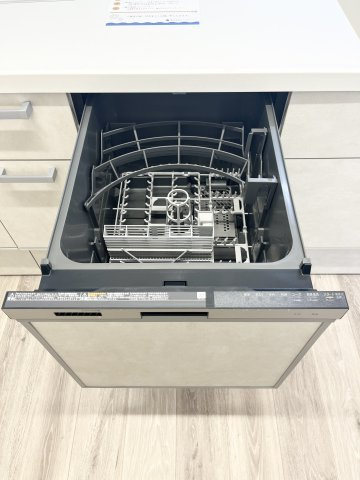家事の負担を軽減してくれる食器洗浄乾燥機を標準装備。毎日の後片付けもスムーズです。