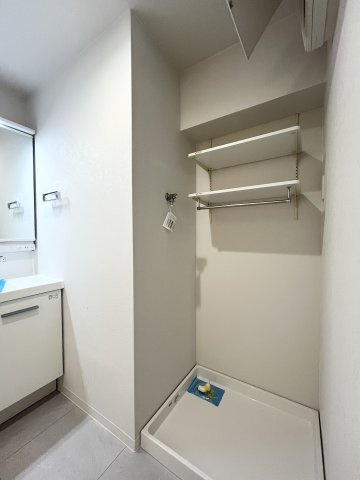 室内洗濯機置き場を確保。上部には棚も設けられており、洗剤やタオルなどの収納にも便利です。
