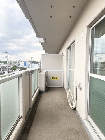ゆとりある広さが魅力のバルコニー。視界が開けており、開放感を感じられる住まいです。